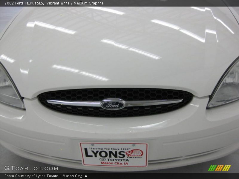Vibrant White / Medium Graphite 2002 Ford Taurus SES