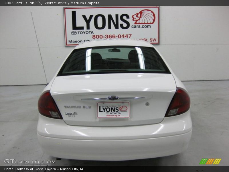 Vibrant White / Medium Graphite 2002 Ford Taurus SES