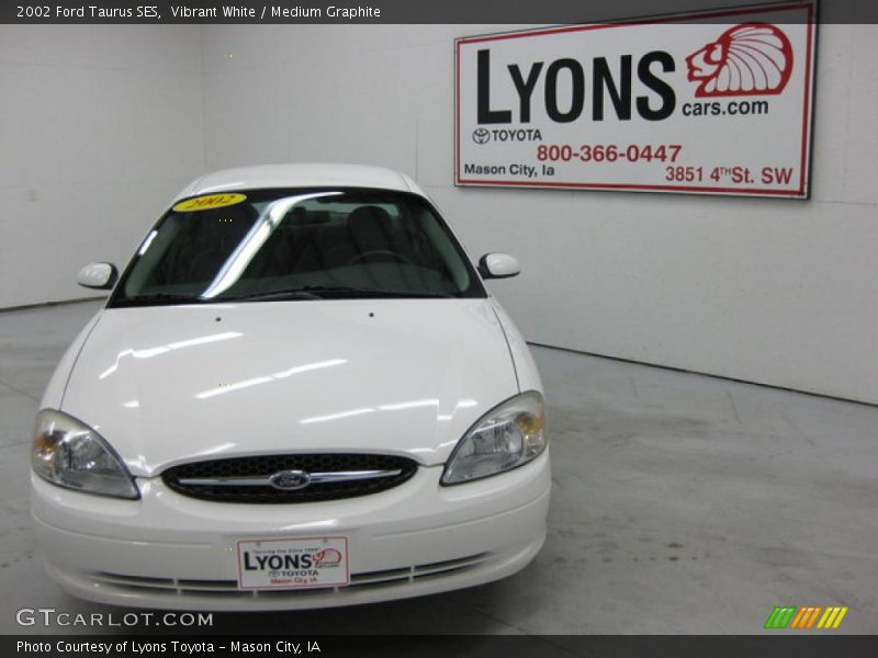 Vibrant White / Medium Graphite 2002 Ford Taurus SES