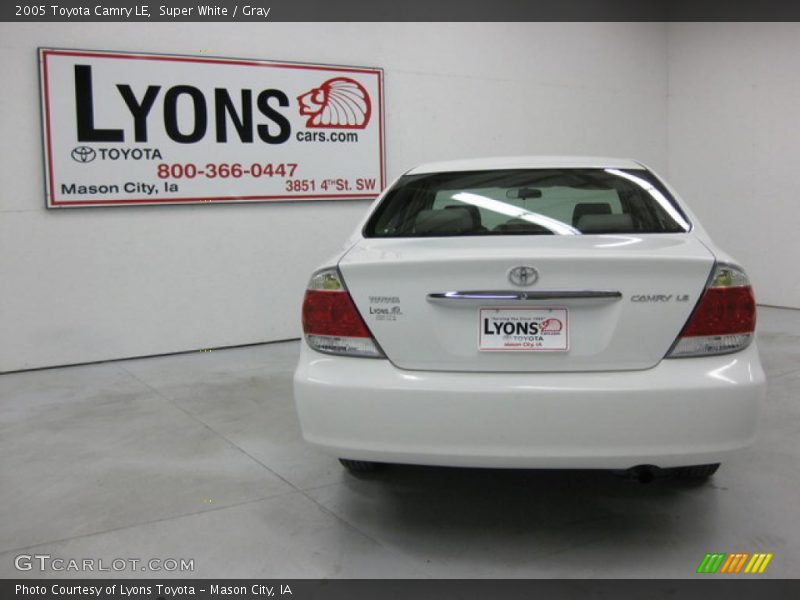 Super White / Gray 2005 Toyota Camry LE