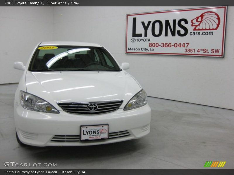 Super White / Gray 2005 Toyota Camry LE