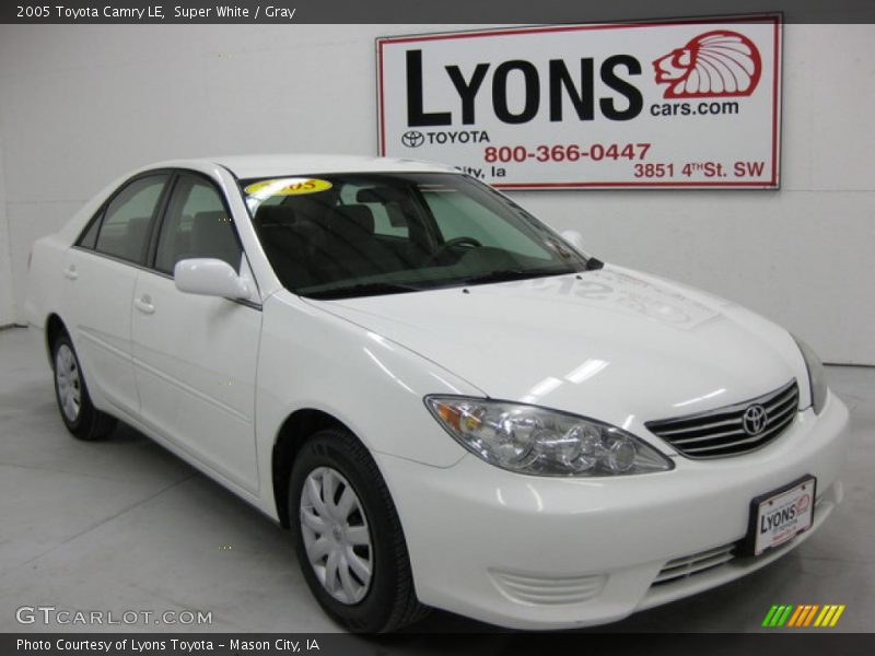 Super White / Gray 2005 Toyota Camry LE