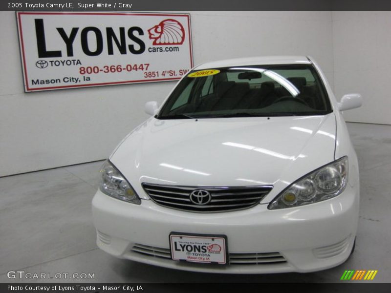 Super White / Gray 2005 Toyota Camry LE