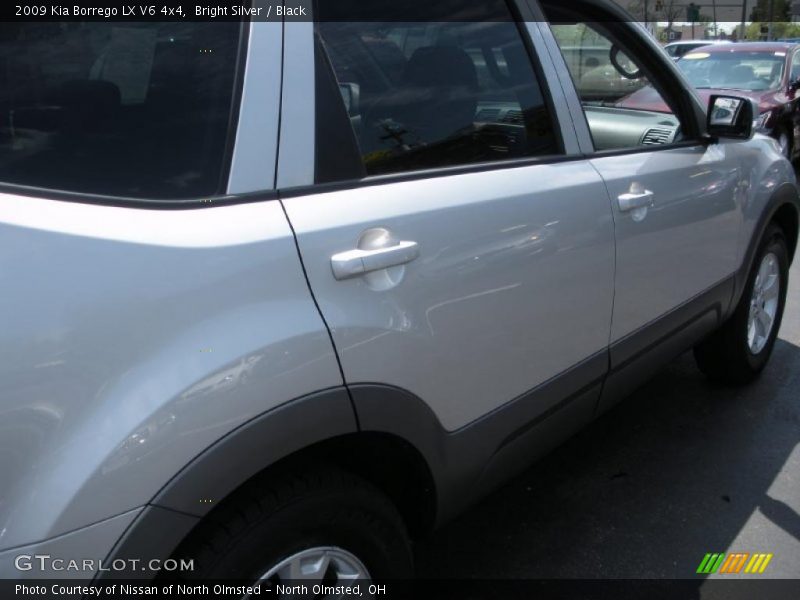 Bright Silver / Black 2009 Kia Borrego LX V6 4x4