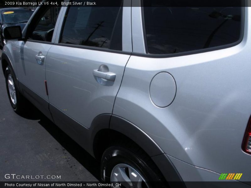 Bright Silver / Black 2009 Kia Borrego LX V6 4x4
