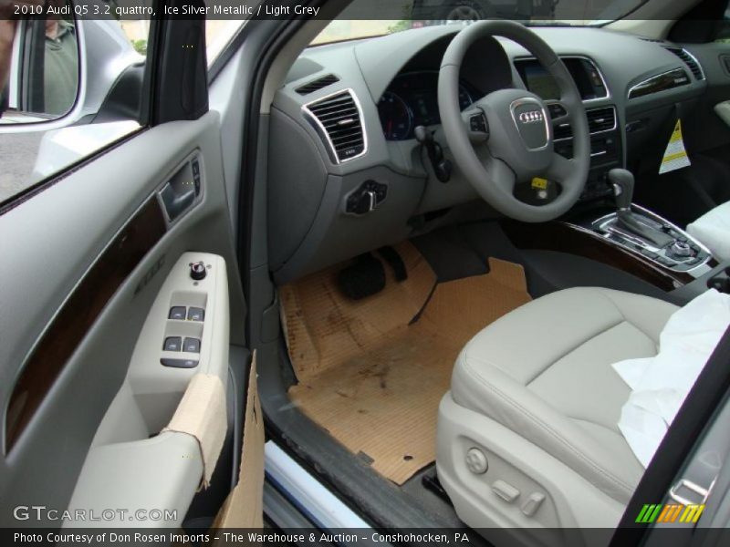 Ice Silver Metallic / Light Grey 2010 Audi Q5 3.2 quattro