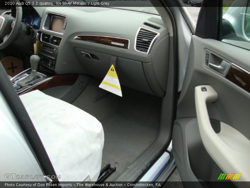 Ice Silver Metallic / Light Grey 2010 Audi Q5 3.2 quattro