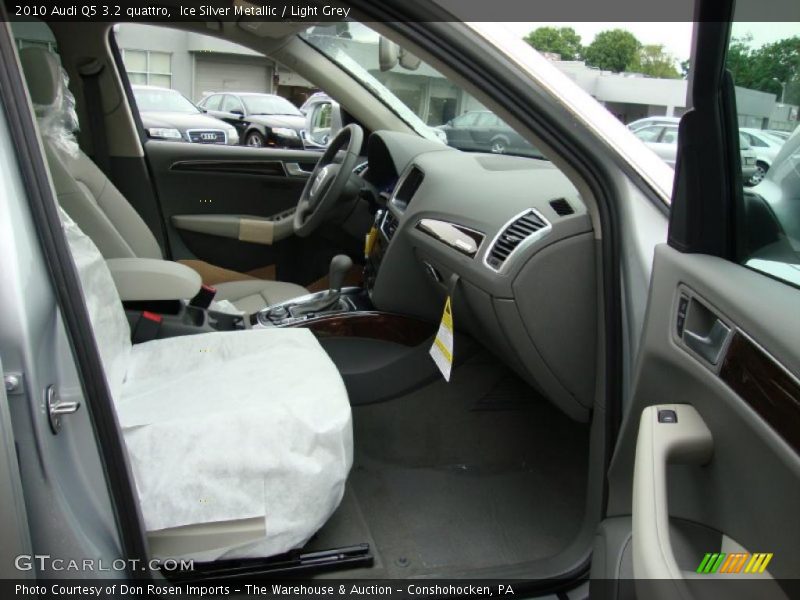 Ice Silver Metallic / Light Grey 2010 Audi Q5 3.2 quattro