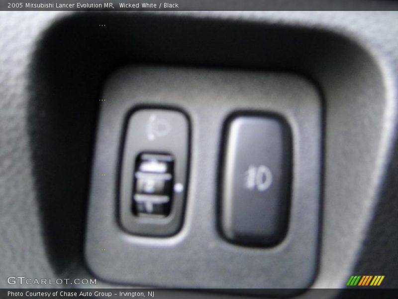 Wicked White / Black 2005 Mitsubishi Lancer Evolution MR