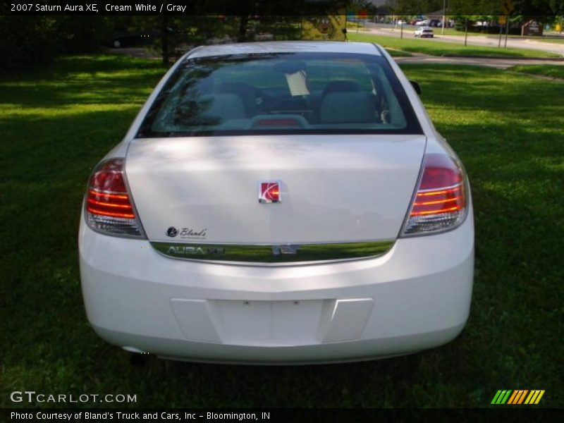 Cream White / Gray 2007 Saturn Aura XE
