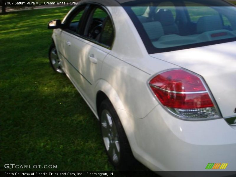 Cream White / Gray 2007 Saturn Aura XE