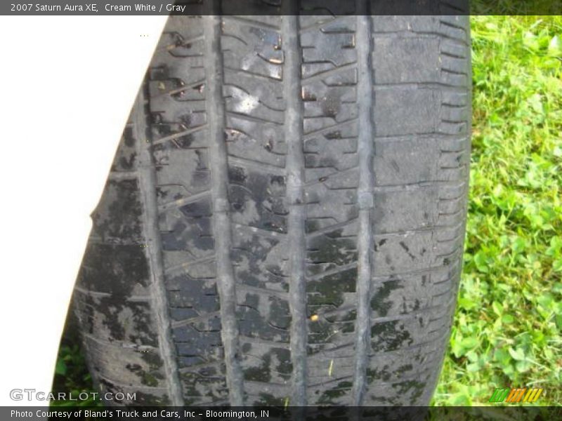 Cream White / Gray 2007 Saturn Aura XE