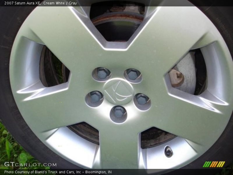 Cream White / Gray 2007 Saturn Aura XE