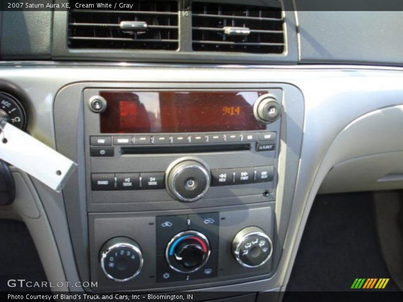 Cream White / Gray 2007 Saturn Aura XE