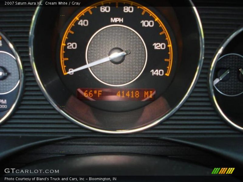 Cream White / Gray 2007 Saturn Aura XE