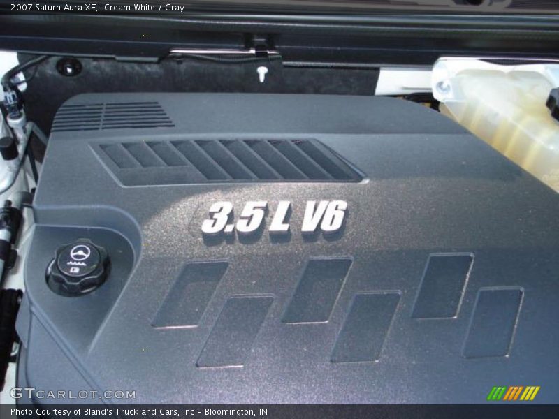 Cream White / Gray 2007 Saturn Aura XE