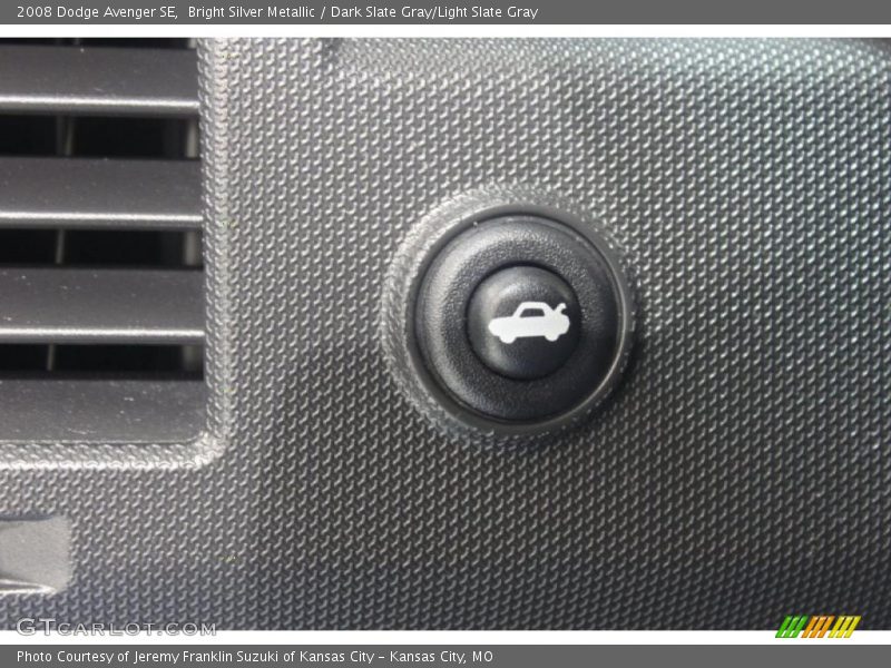 Bright Silver Metallic / Dark Slate Gray/Light Slate Gray 2008 Dodge Avenger SE