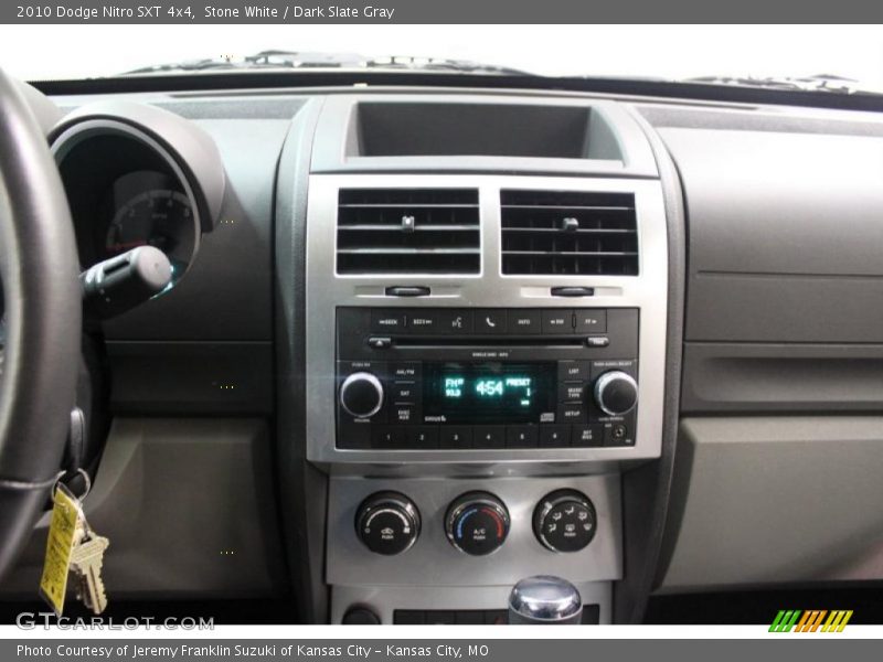 Stone White / Dark Slate Gray 2010 Dodge Nitro SXT 4x4