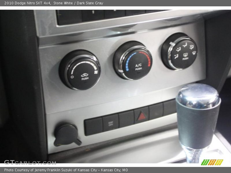 Stone White / Dark Slate Gray 2010 Dodge Nitro SXT 4x4