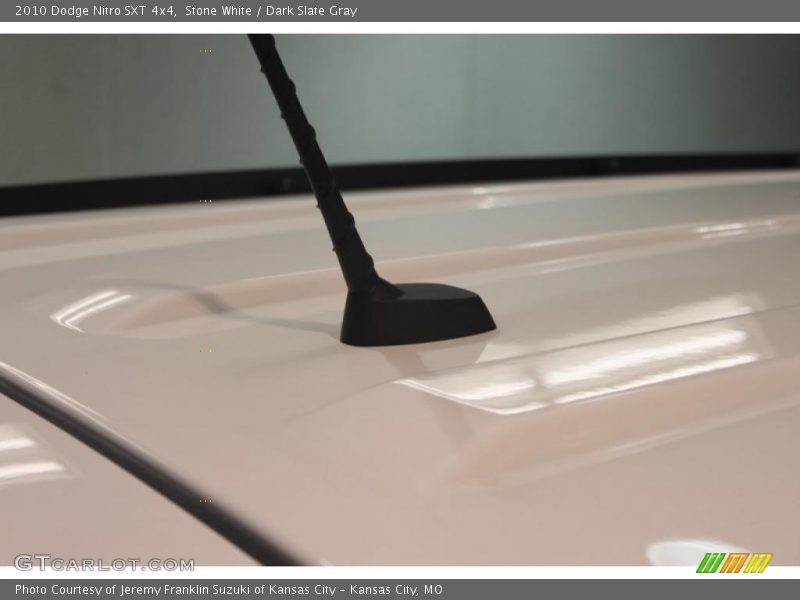 Stone White / Dark Slate Gray 2010 Dodge Nitro SXT 4x4