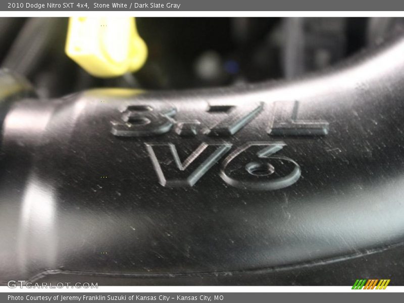 Stone White / Dark Slate Gray 2010 Dodge Nitro SXT 4x4