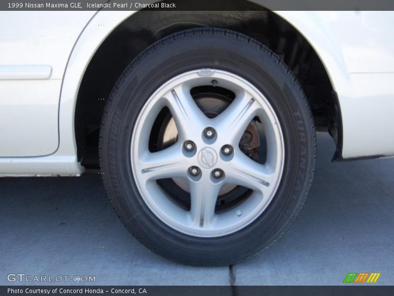 Icelandic Pearl / Charcoal Black 1999 Nissan Maxima GLE