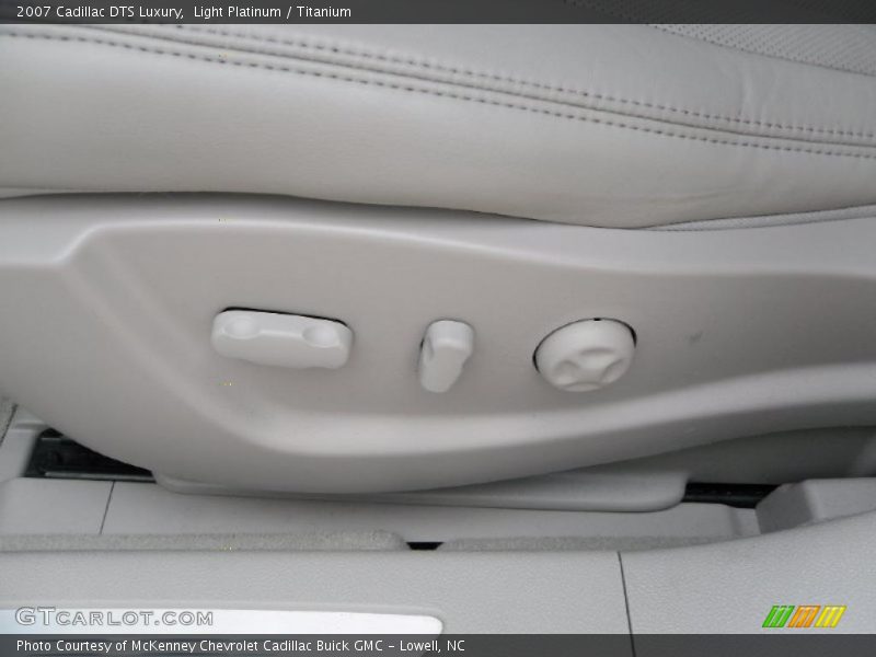 Light Platinum / Titanium 2007 Cadillac DTS Luxury