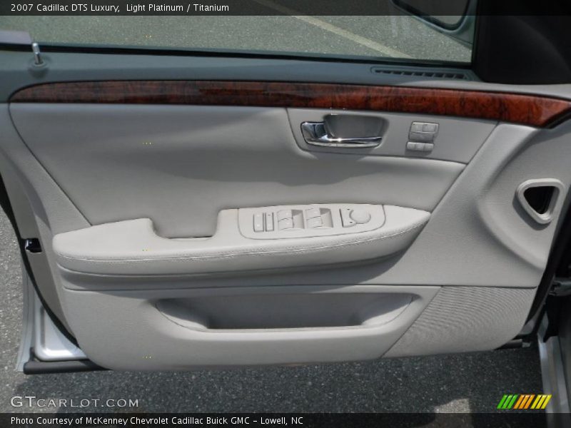 Light Platinum / Titanium 2007 Cadillac DTS Luxury
