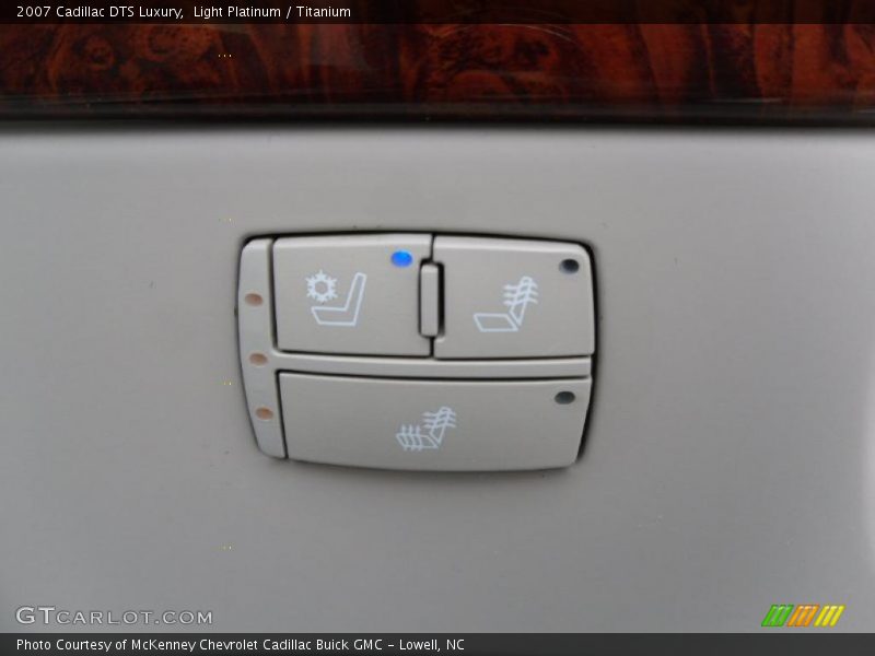 Light Platinum / Titanium 2007 Cadillac DTS Luxury