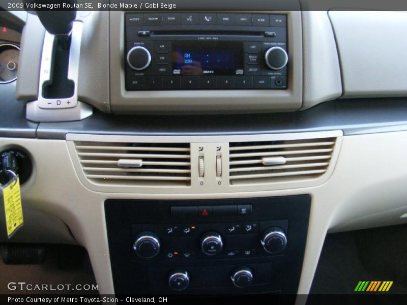 Blonde Maple / Gobi Beige 2009 Volkswagen Routan SE
