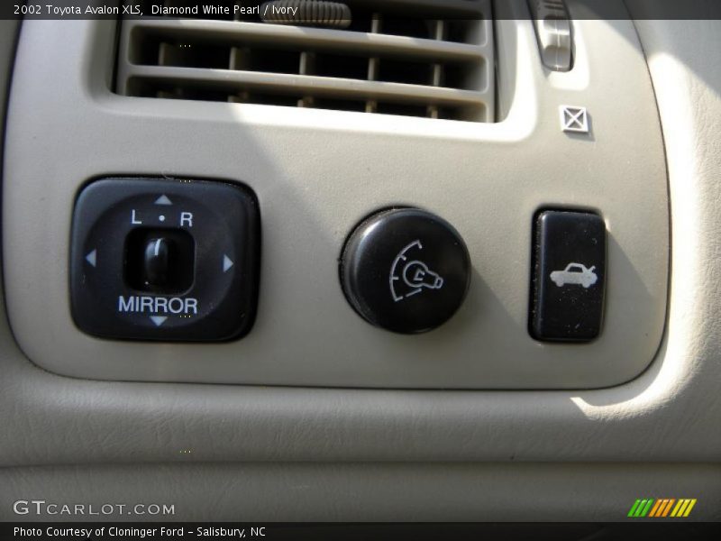 Diamond White Pearl / Ivory 2002 Toyota Avalon XLS