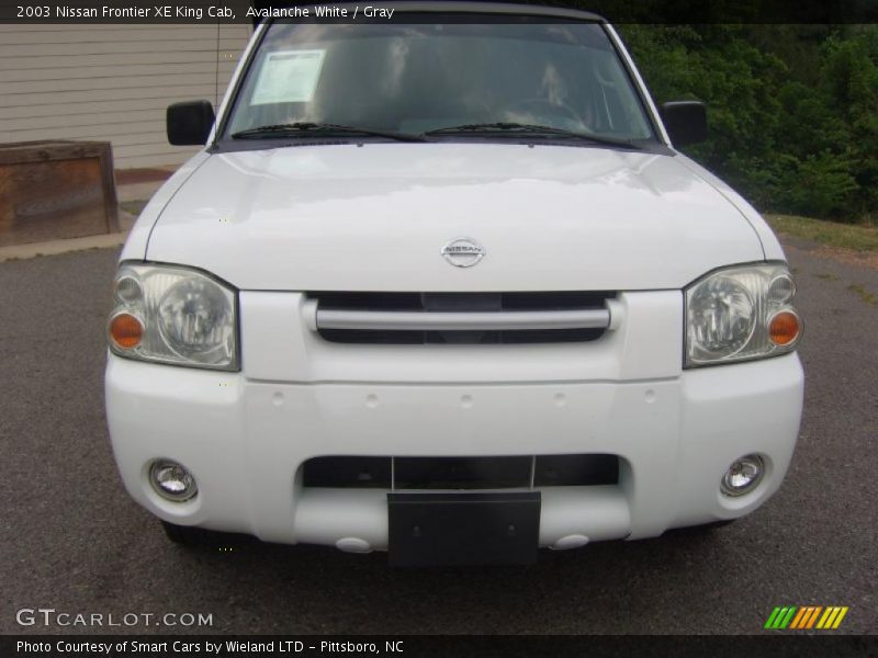 Avalanche White / Gray 2003 Nissan Frontier XE King Cab