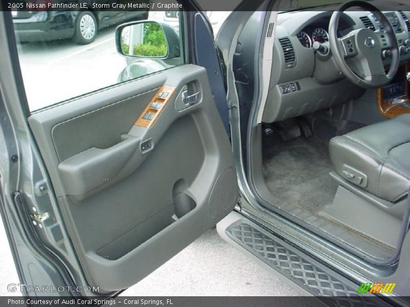 Storm Gray Metallic / Graphite 2005 Nissan Pathfinder LE