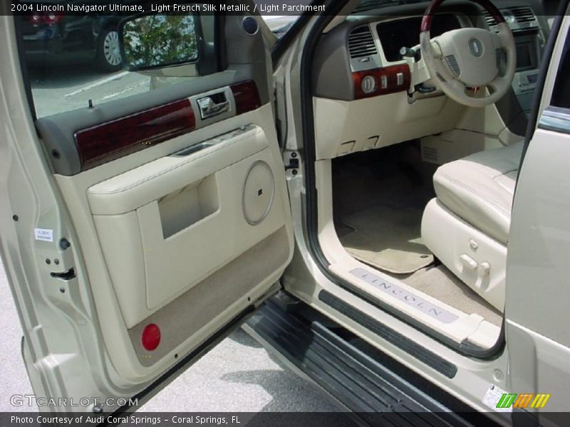 Light French Silk Metallic / Light Parchment 2004 Lincoln Navigator Ultimate