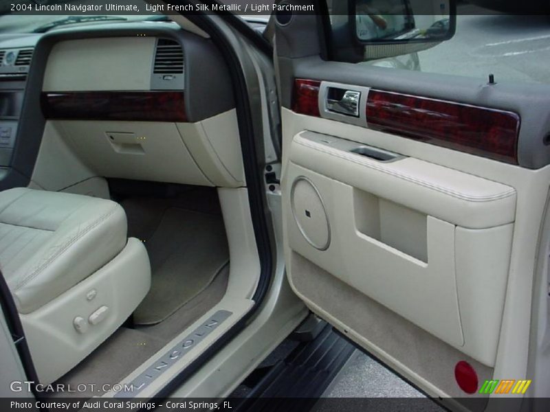 Light French Silk Metallic / Light Parchment 2004 Lincoln Navigator Ultimate