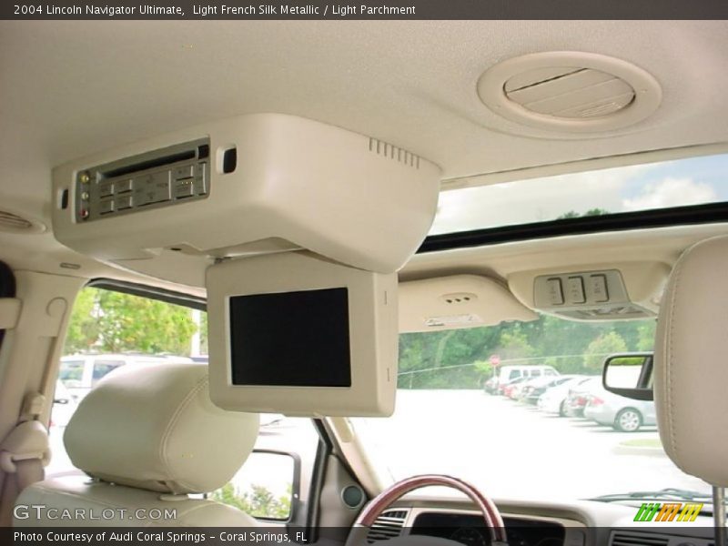 Light French Silk Metallic / Light Parchment 2004 Lincoln Navigator Ultimate