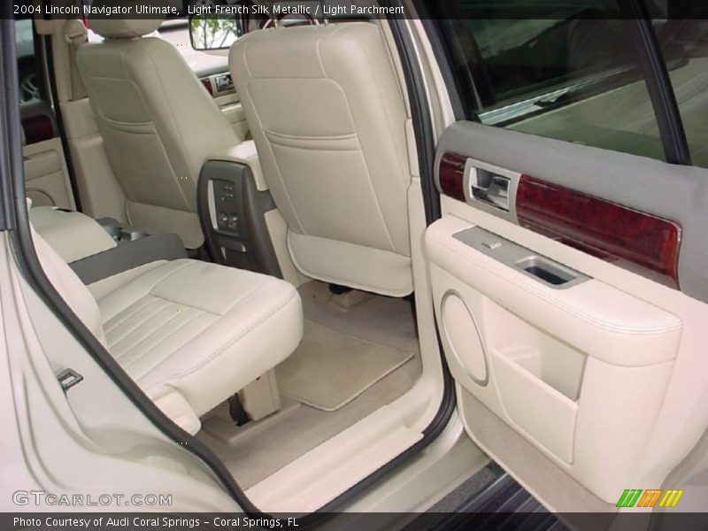 Light French Silk Metallic / Light Parchment 2004 Lincoln Navigator Ultimate