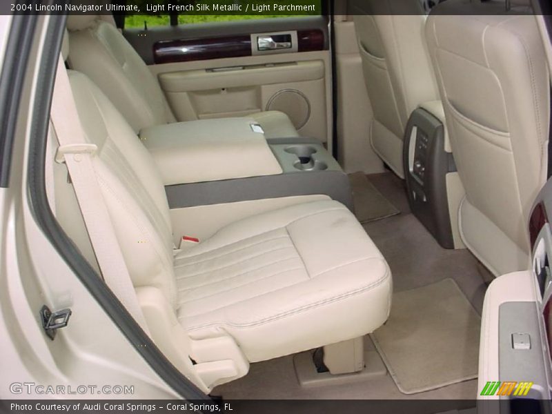 Light French Silk Metallic / Light Parchment 2004 Lincoln Navigator Ultimate