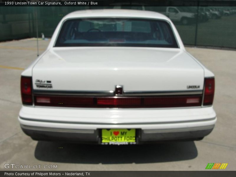 Oxford White / Blue 1993 Lincoln Town Car Signature