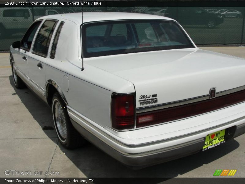 Oxford White / Blue 1993 Lincoln Town Car Signature