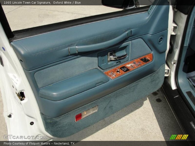 Oxford White / Blue 1993 Lincoln Town Car Signature