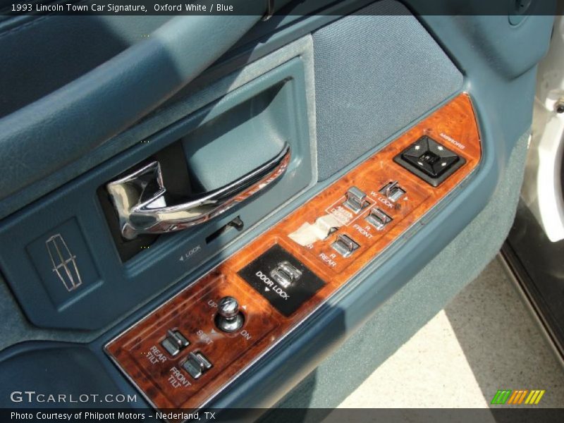 Oxford White / Blue 1993 Lincoln Town Car Signature