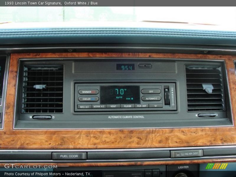 Oxford White / Blue 1993 Lincoln Town Car Signature