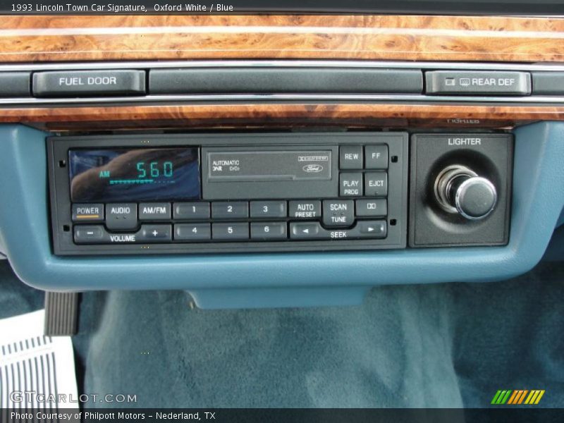 Oxford White / Blue 1993 Lincoln Town Car Signature