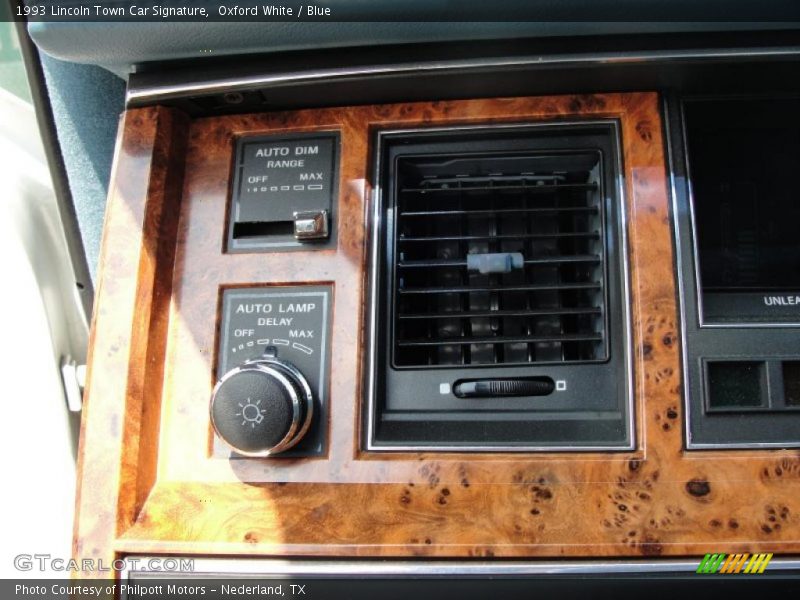 Oxford White / Blue 1993 Lincoln Town Car Signature