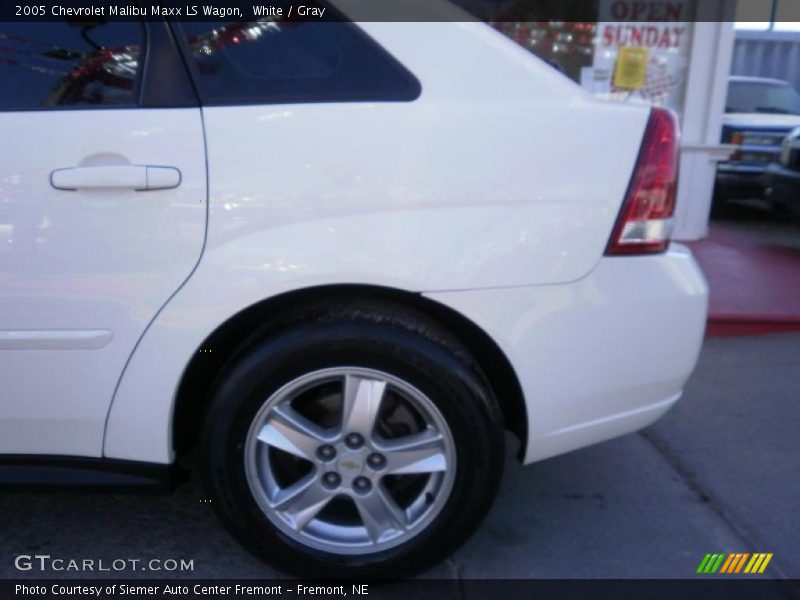 White / Gray 2005 Chevrolet Malibu Maxx LS Wagon