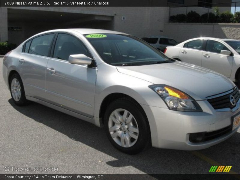 Radiant Silver Metallic / Charcoal 2009 Nissan Altima 2.5 S