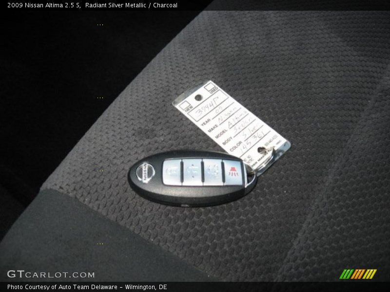 Radiant Silver Metallic / Charcoal 2009 Nissan Altima 2.5 S