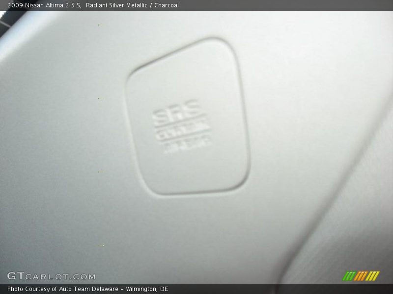 Radiant Silver Metallic / Charcoal 2009 Nissan Altima 2.5 S