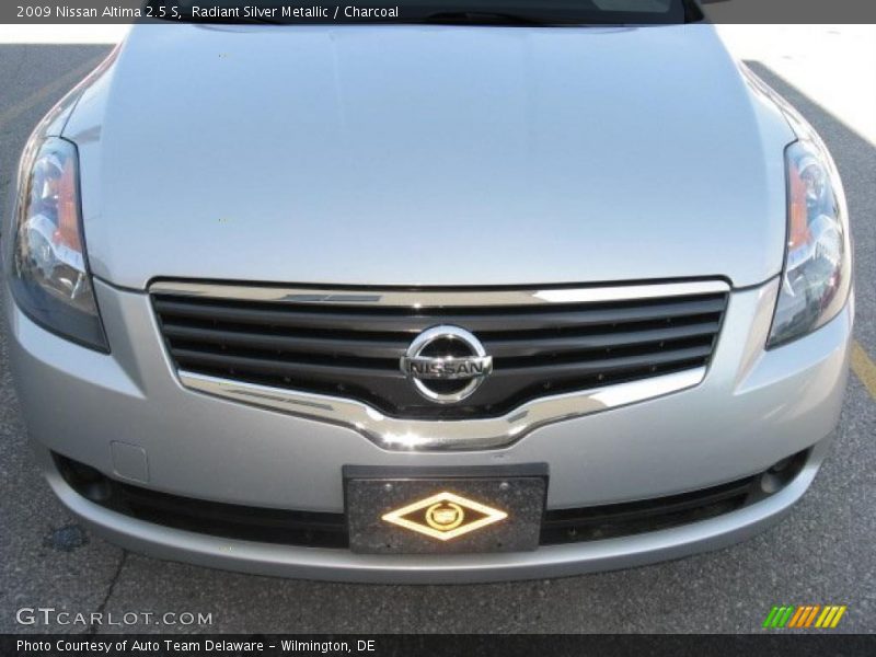Radiant Silver Metallic / Charcoal 2009 Nissan Altima 2.5 S